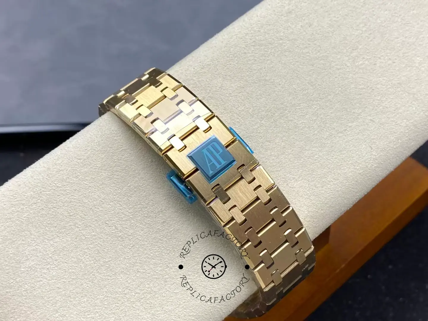 Replica AP Royal Oak Chronograph 41 26240BA.OO.1320BA.02 Yellow Gold