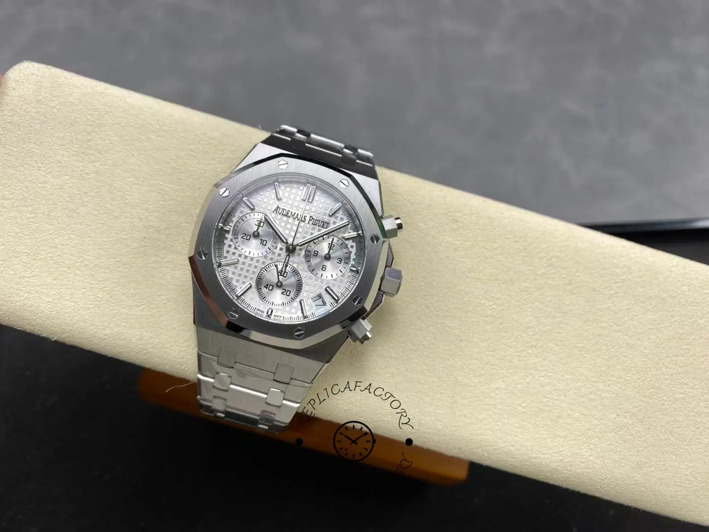 AP Replica Royal Oak 26240ST.OO.1320ST.07 Chronograph 41 Silver Dial