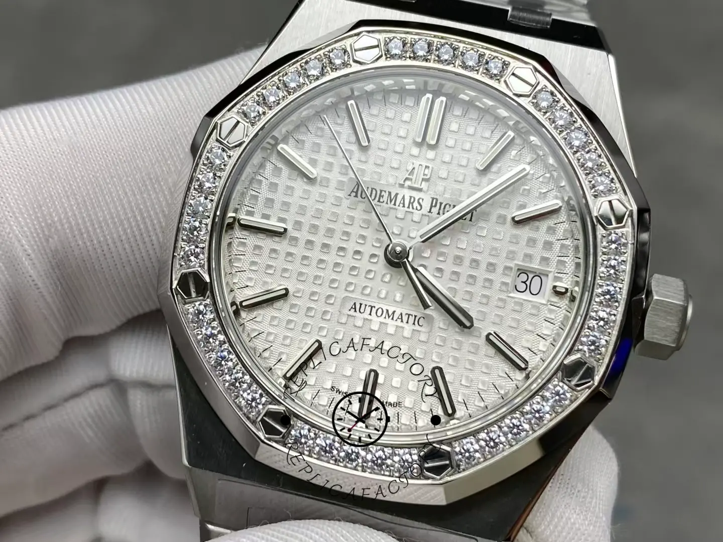 AP Royal Oak 37 Diamond-Set 15451ST.OO.1256ST.01 Automatic 1:1 Clone