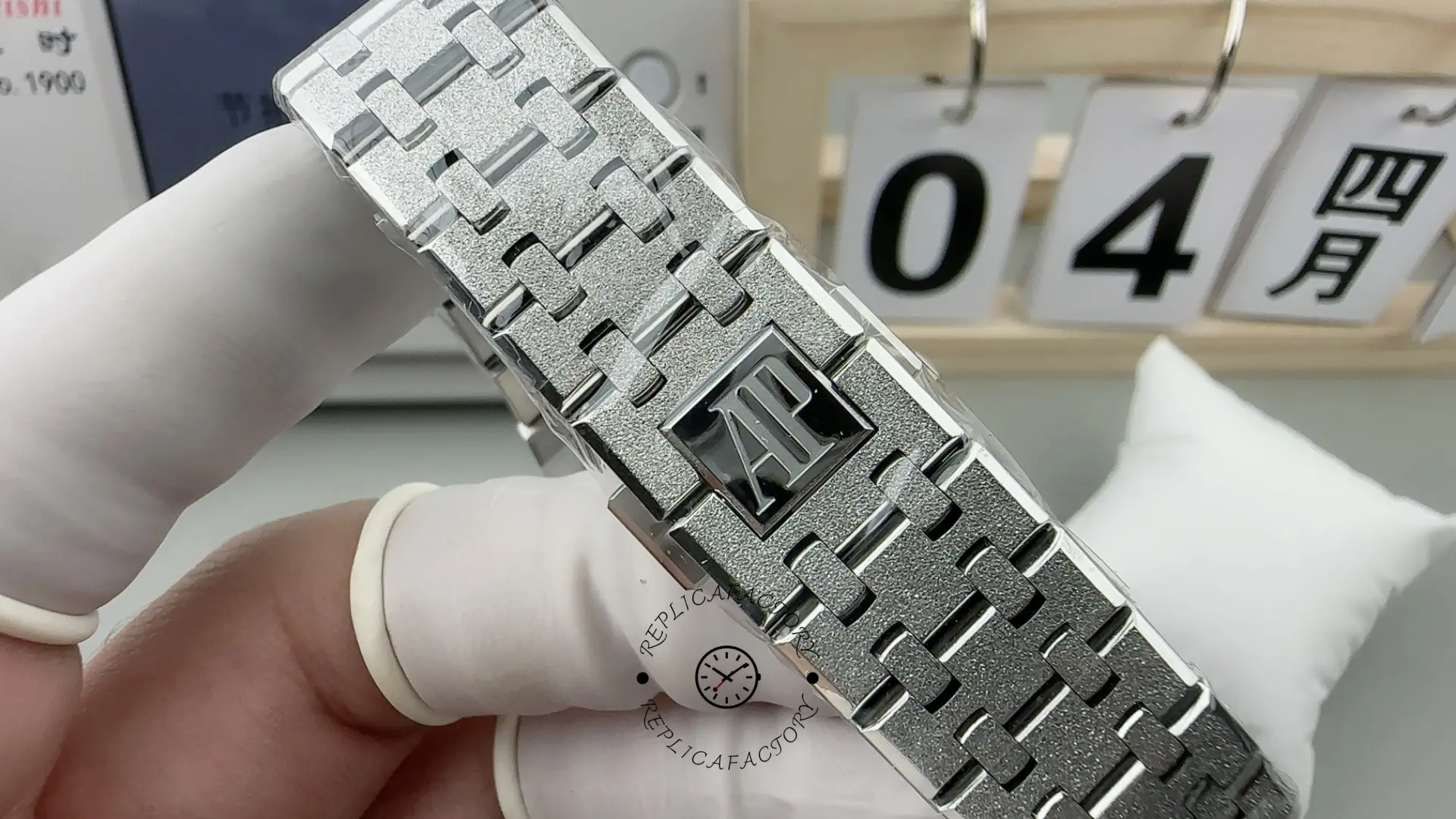 AP Royal Oak 41 Frosted White Gold Replica 15410BC.GG.1224BC.01 Silver Dial