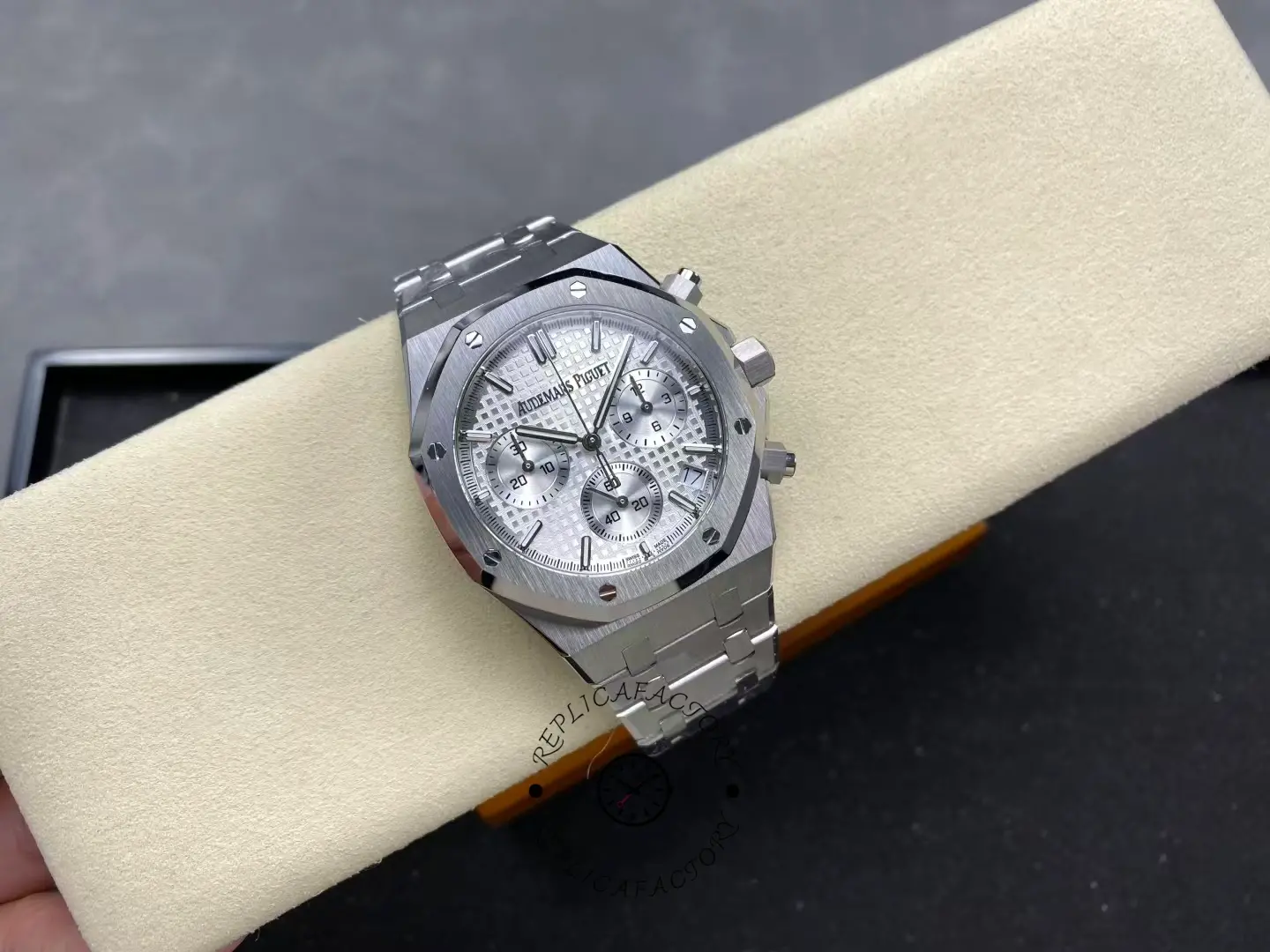 AP Replica Royal Oak 26240ST.OO.1320ST.07 Chronograph 41 Silver Dial