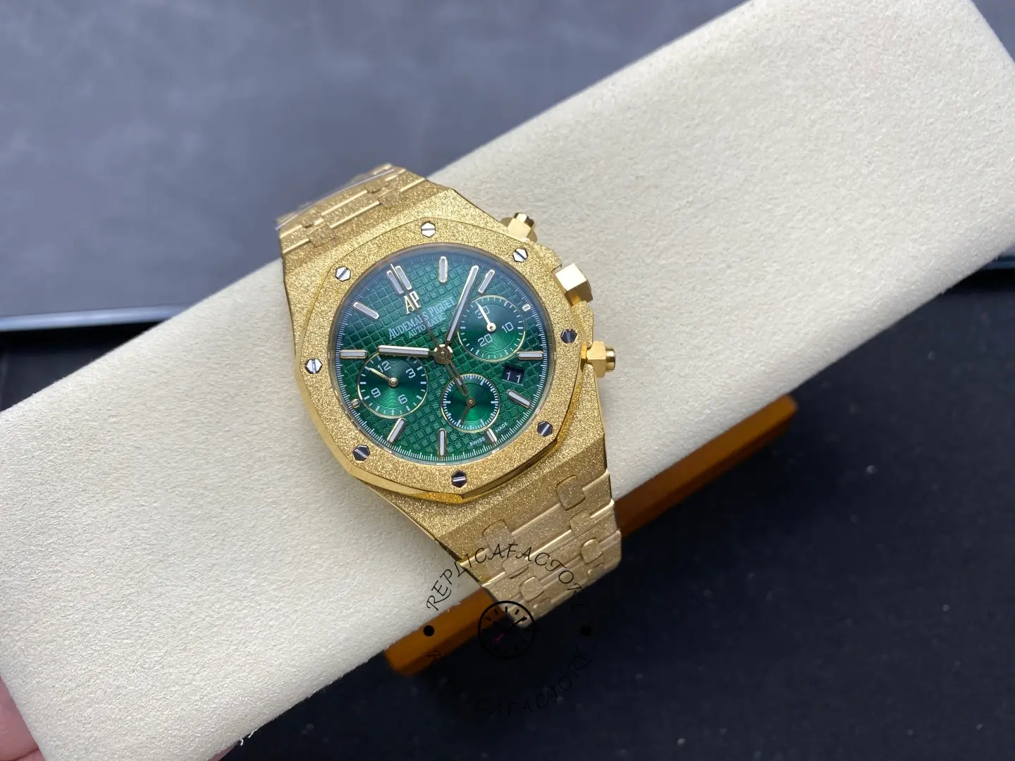 AP Royal Oak Chronograph 41 26331BA.OO.1220BA.02 Replica Frosted Gold