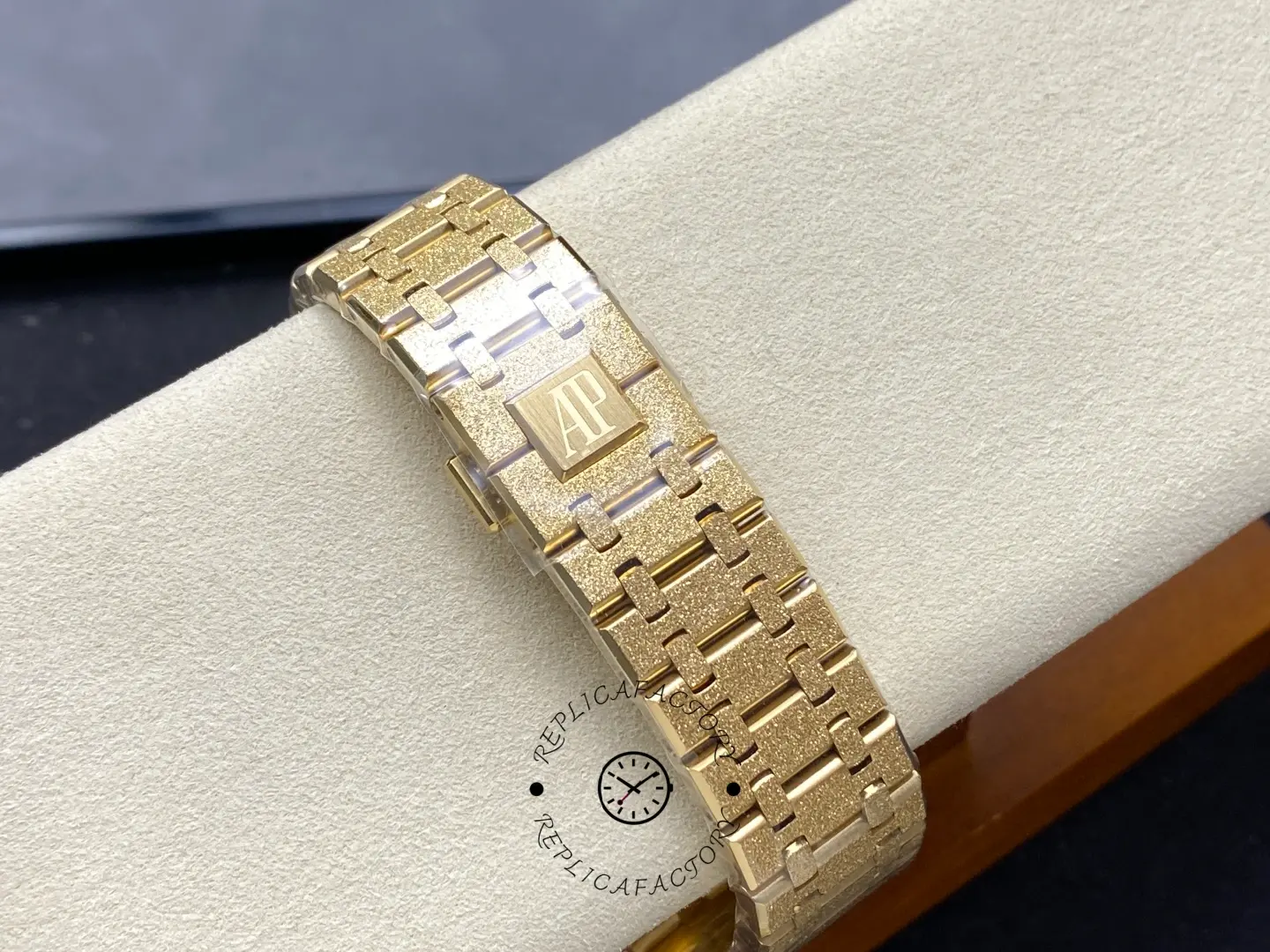 AP Royal Oak Chronograph 41 26331BA.OO.1220BA.02 Replica Frosted Gold