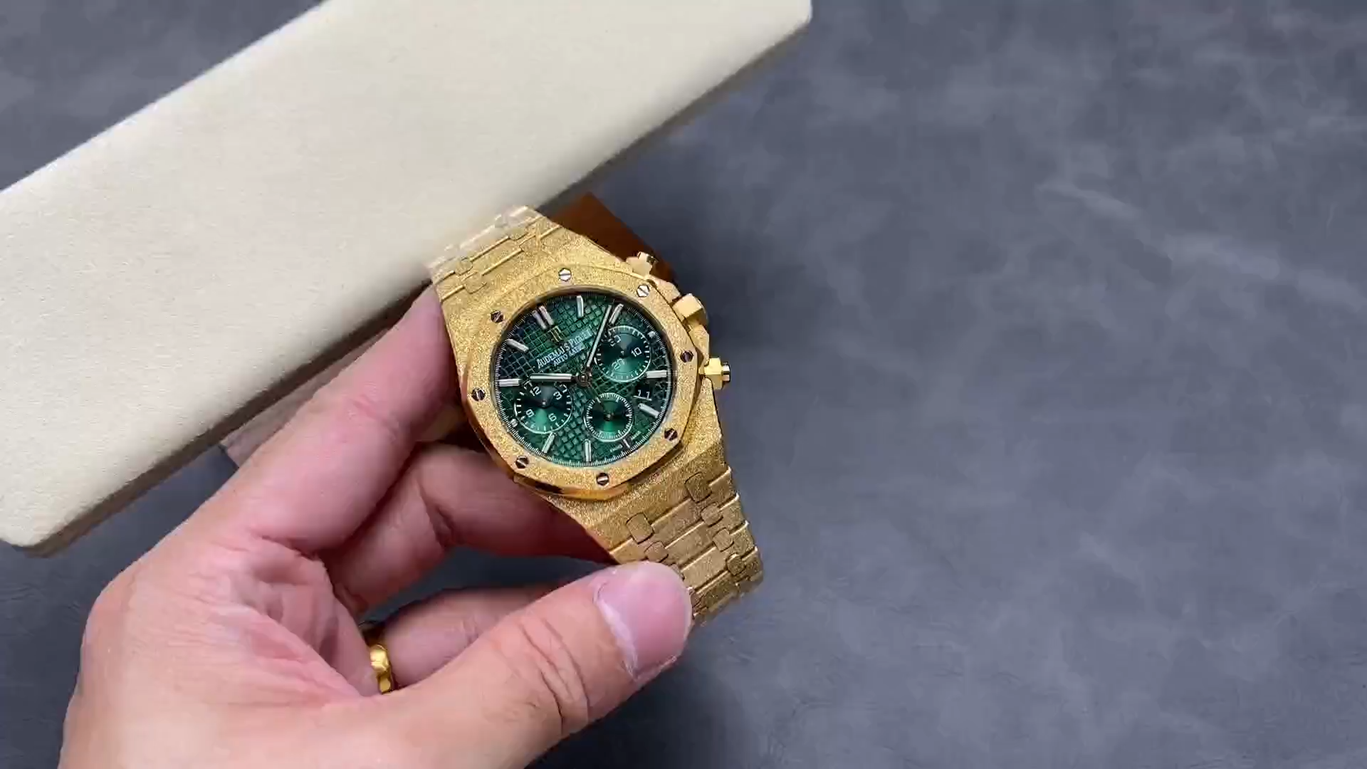 AP Royal Oak Chronograph 41 26331BA.OO.1220BA.02 Replica Frosted Gold