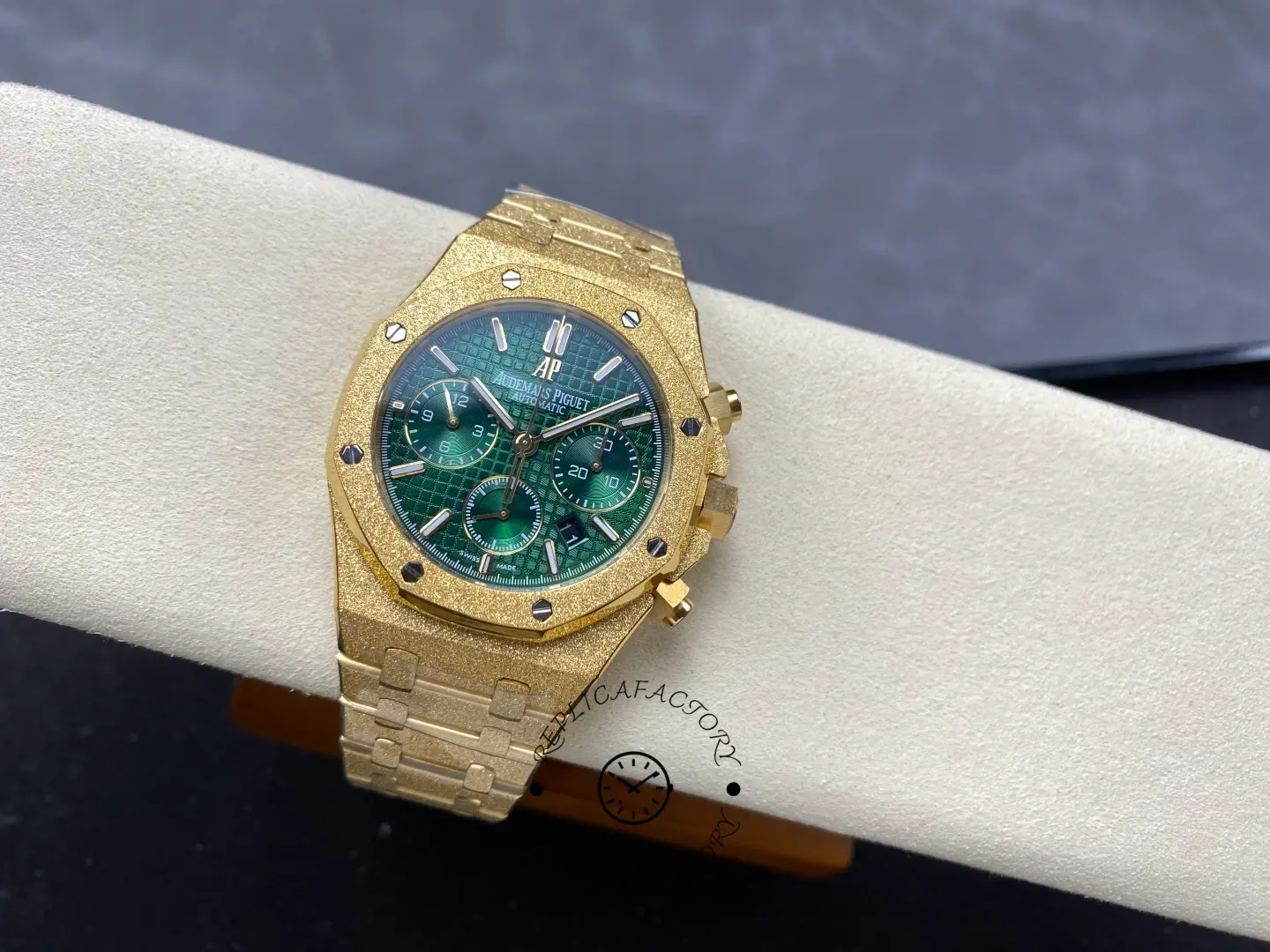 AP Royal Oak Chronograph 41 26331BA.OO.1220BA.02 Replica Frosted Gold