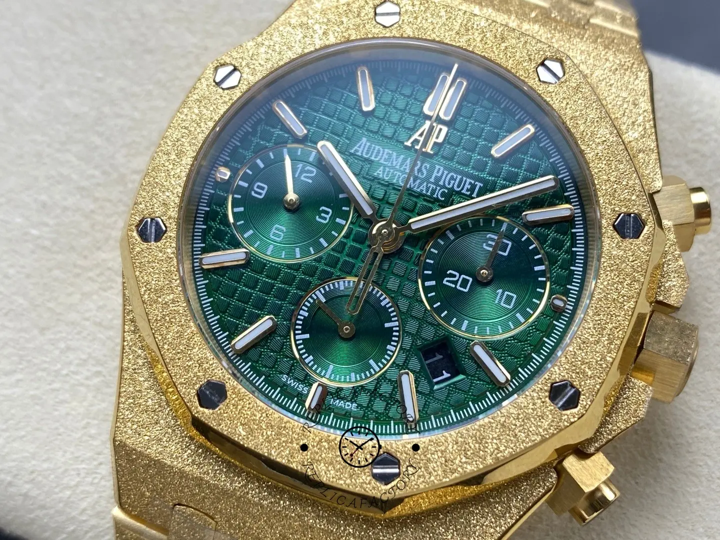AP Royal Oak Chronograph 41 26331BA.OO.1220BA.02 Replica Frosted Gold