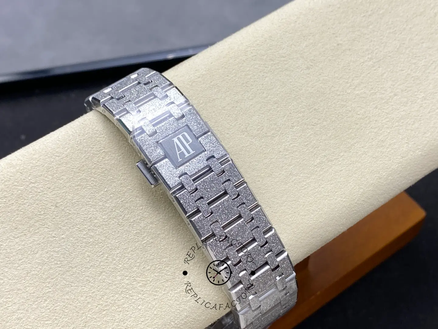 AP Royal Oak Frosted White Gold Purple Dial 26331BC.GG.1224BC.01 Replica