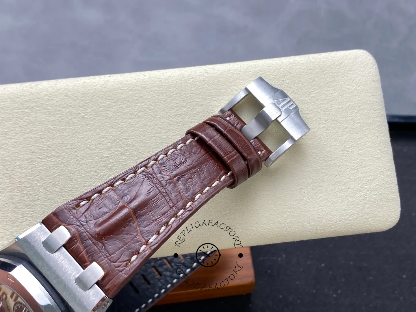 AP 26470ST.OO.A801CR.01 Royal Oak Offshore Safari 42mm Beige Dial 1:1 Clone