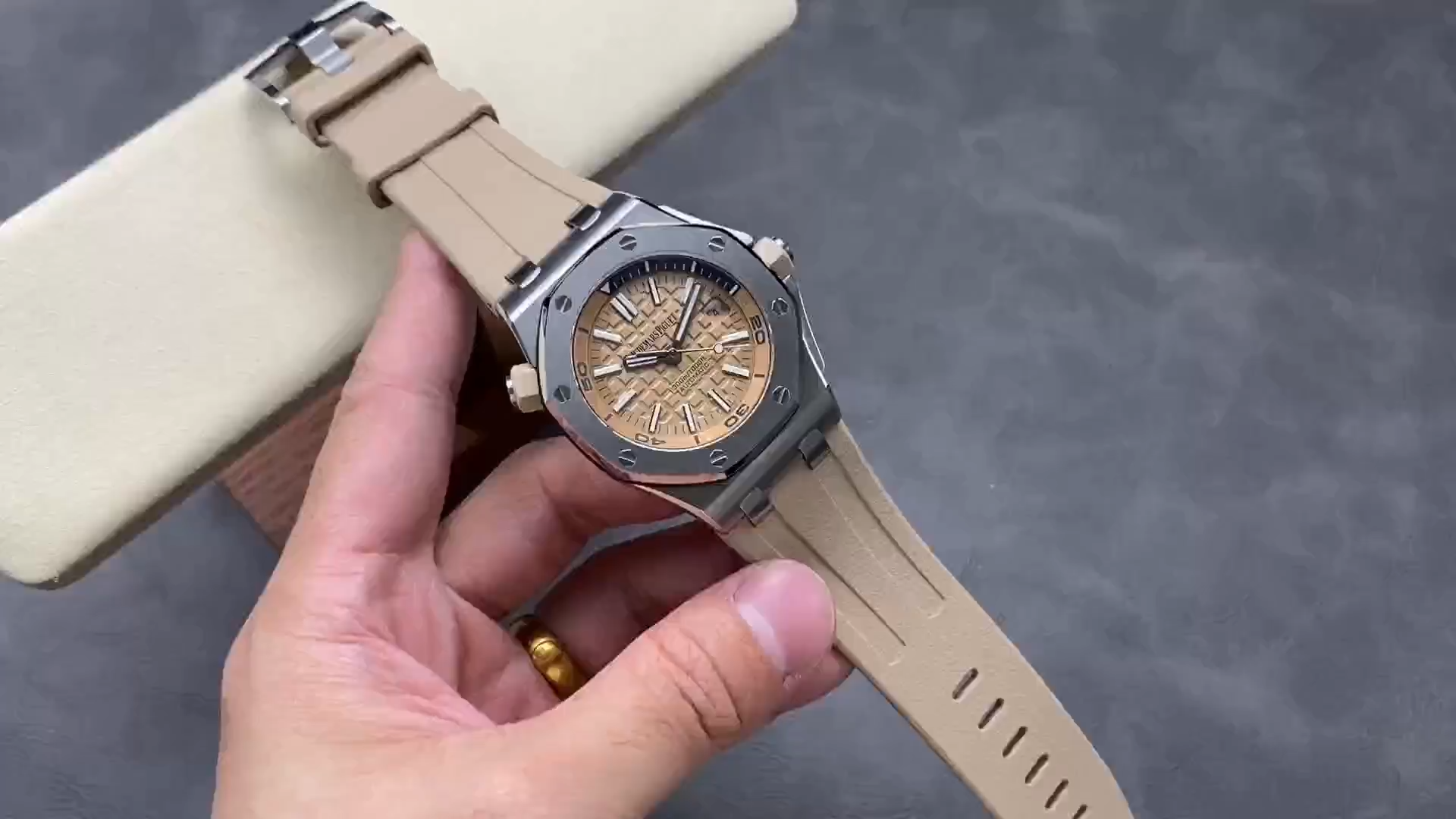 AP Royal Oak Offshore 15710ST.OO.A085CA.01 Diver Rubber 42mm Replica Beige Dial