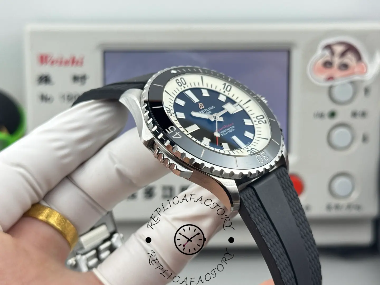 Case thickness view of Breitling Superocean A17378211B1S1 with strap connection and lugs.