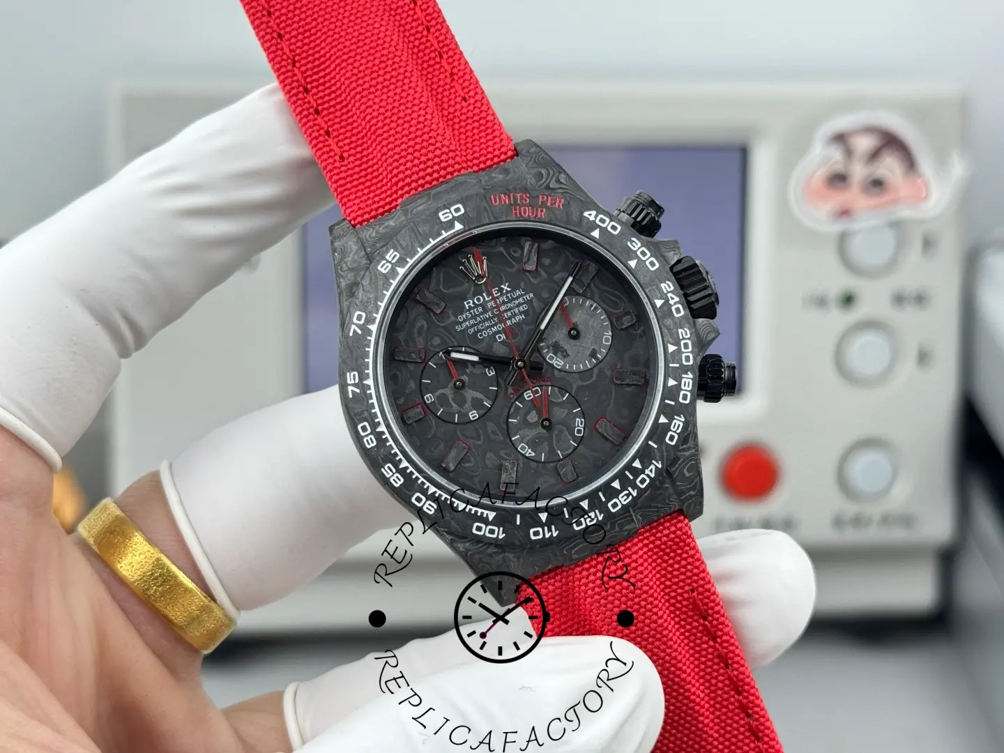 Rolex DIW Daytona NTPT Carbon 40mm, close-up of the dial with three subdials and carbon-texture bezel.