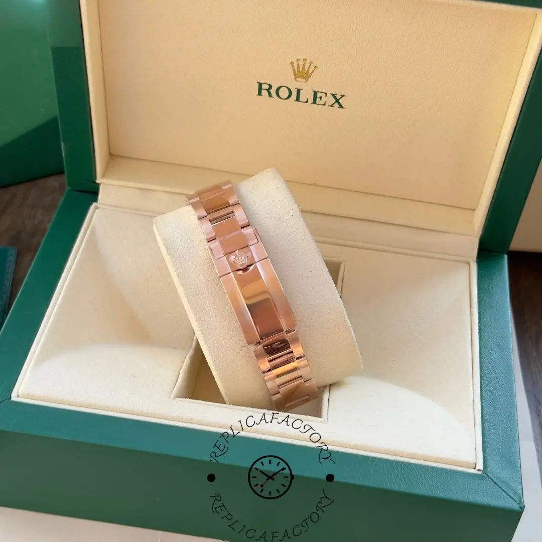 Bracelet and clasp detail of Rolex Daytona 126595TBR 0001, showing polished rose-gold links and clasp.