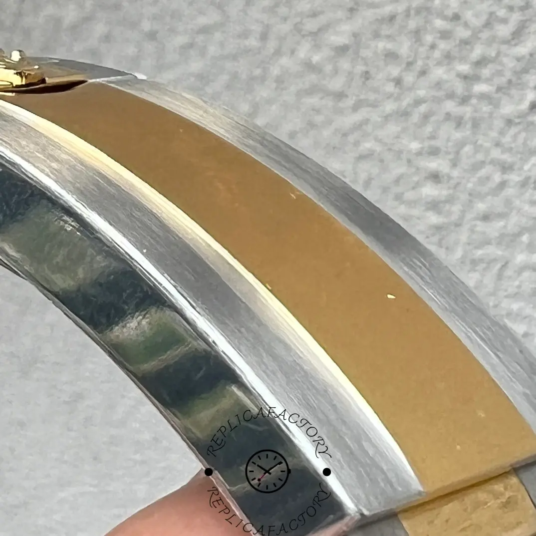 Rolex Submariner Date 116613, bracelet close-up showing gold center links.