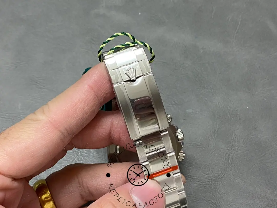 Rolex Daytona 116576TBR, bracelet detail showing Oyster links and clasp area from the side.