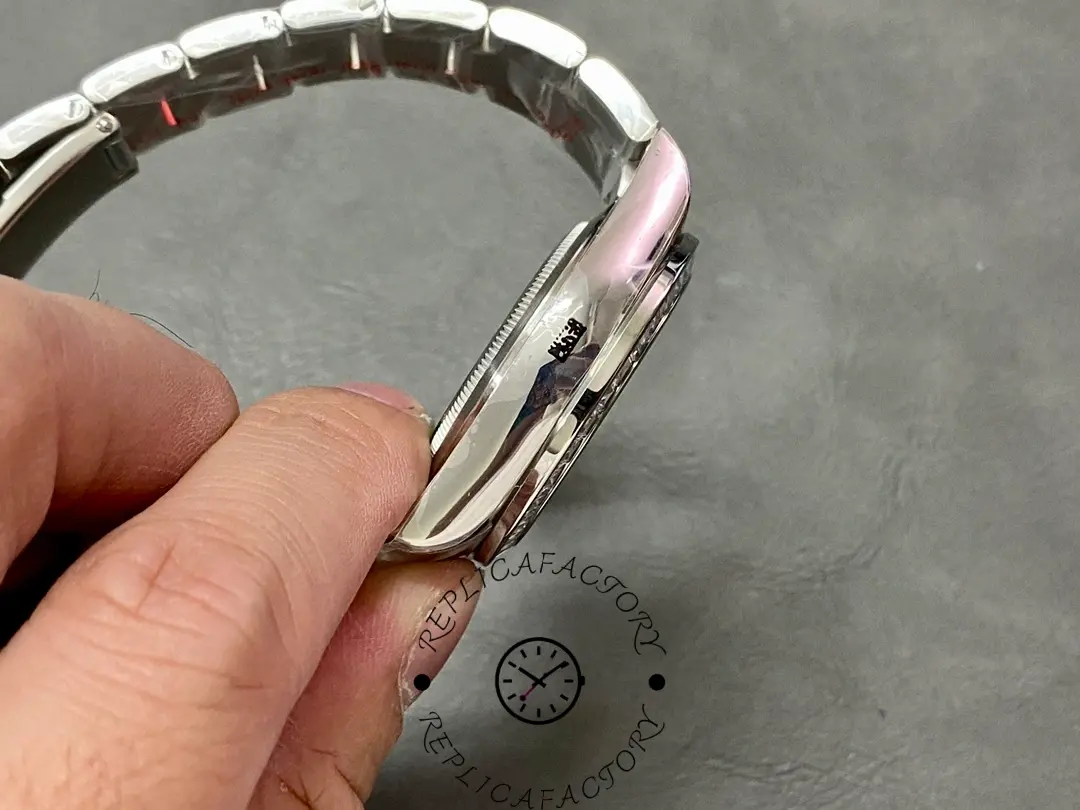 Rolex Daytona 116576TBR, side profile showing polished case, lugs, and the domed crystal edge.