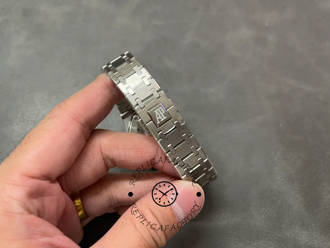 Replica AP Royal Oak 37mm Diamond-Set 15551ST.ZZ.1356ST.04 Light Blue Dial