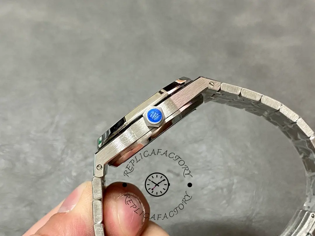 Replica AP Royal Oak 37mm Diamond-Set 15551ST.ZZ.1356ST.04 Light Blue Dial
