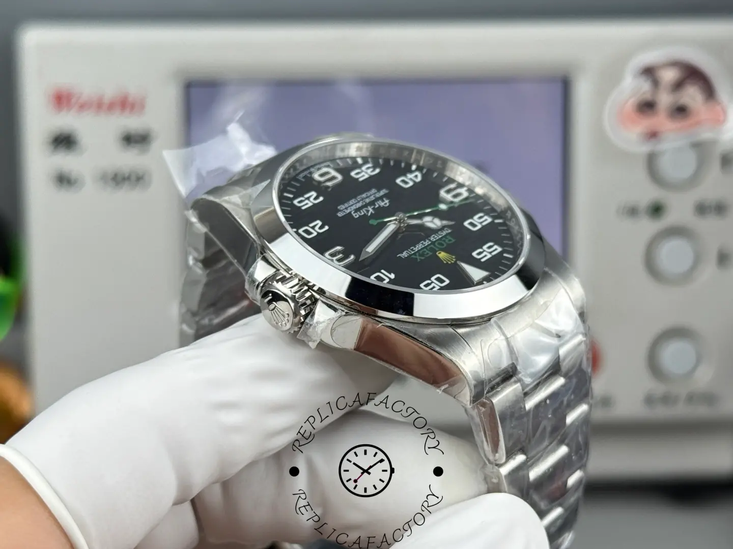 Rolex Air-King 126900 0001, side view showing smooth bezel edge and screw-down crown.