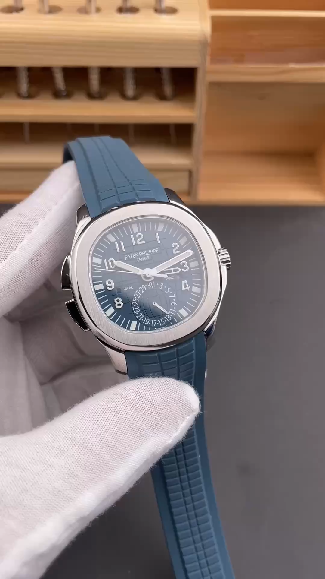 Video: Patek Philippe Aquanaut 5164G-001 hand-held view showing dial shine and case finishing. - Video