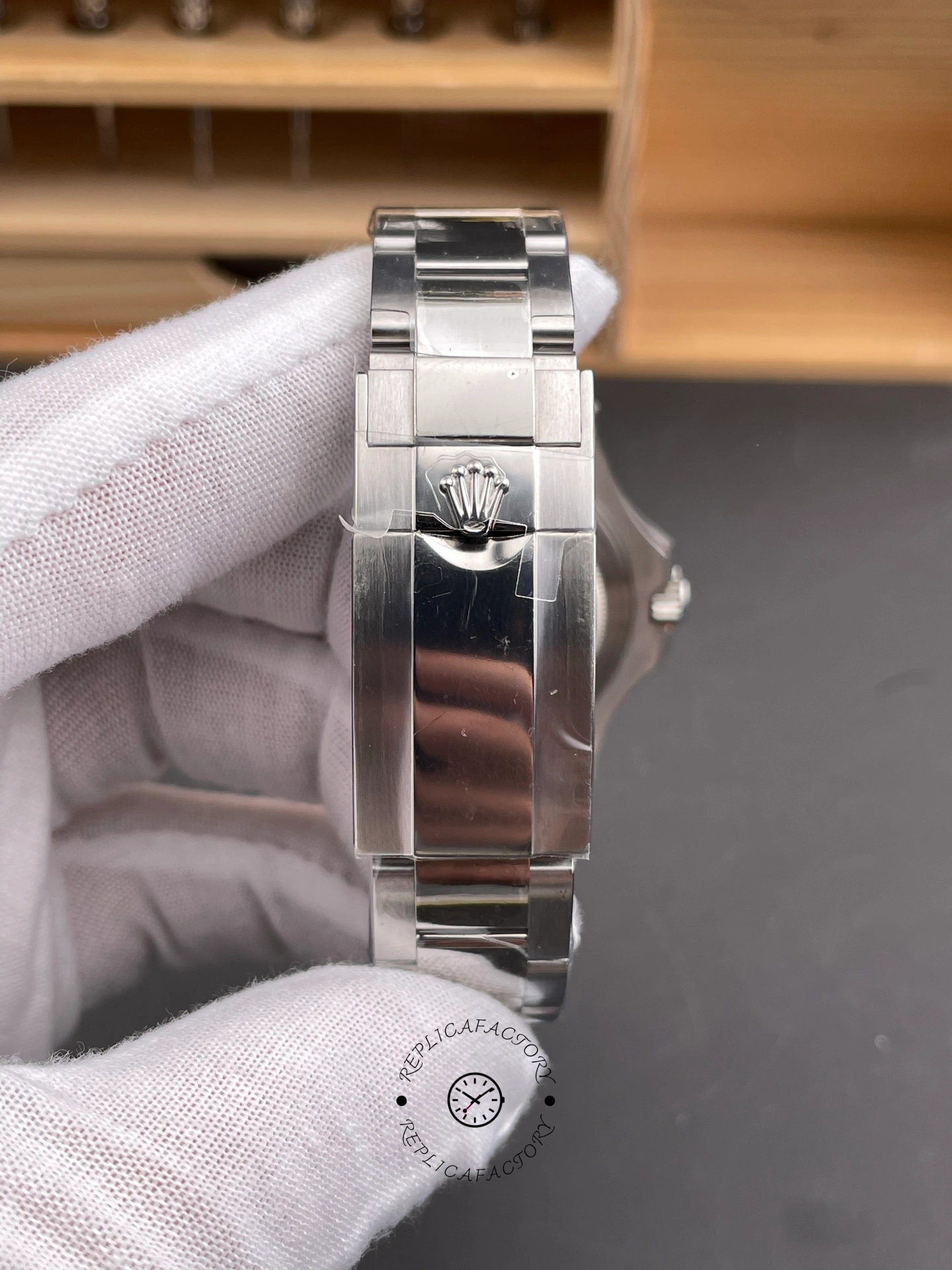 Bracelet side view of Rolex Yacht-Master 126622 showing Oyster links and clasp, 40mm.