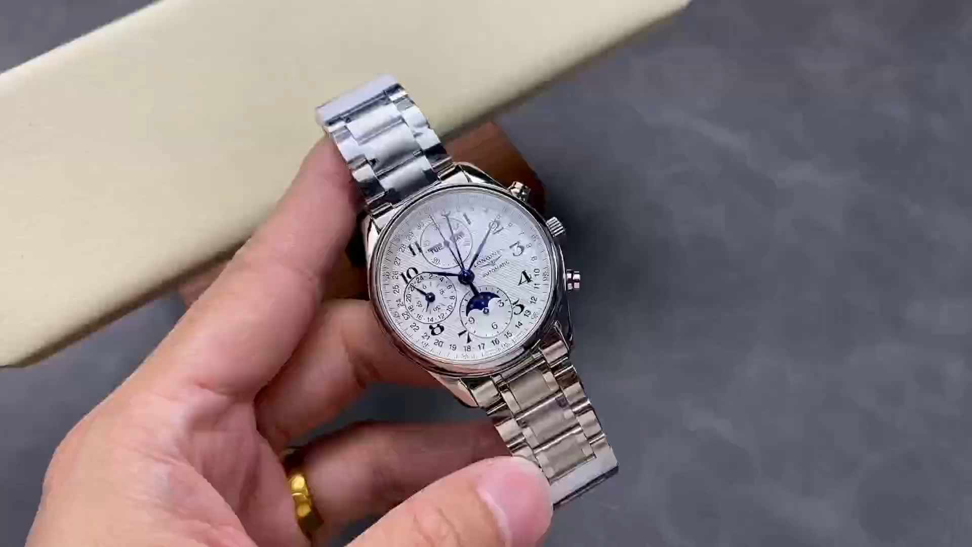 Longines Replica Master Collection L2.673.4.78.6 Complete Calendar Chronograph 40 - Video