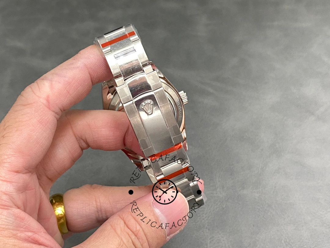 Rolex Milgauss 116400 LNT01HS-001, bracelet fit and links shown in hand.