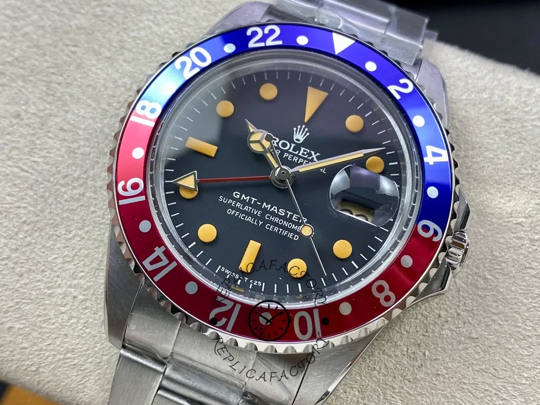 Rolex GMT-Master II 16710, bezel close-up showing red-blue insert and numerals.