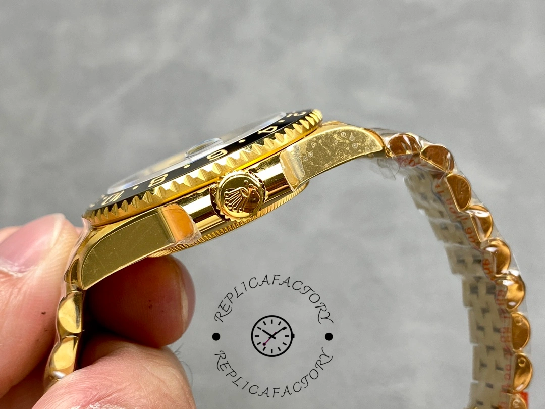 Rolex GMT-Master II m126718grnr 0001, bracelet side view showing gold link edges.