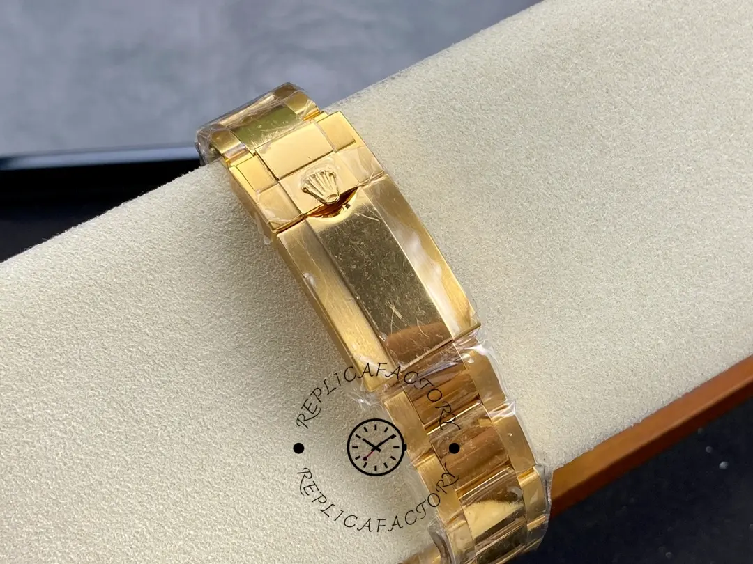 Rolex GMT-Master II 116718LN, bracelet close-up showing polished center links.