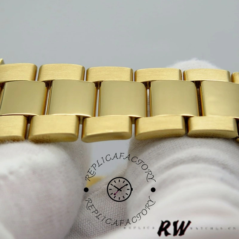 Bracelet side view of the Rolex GMT-Master II 116758 showing gold links.