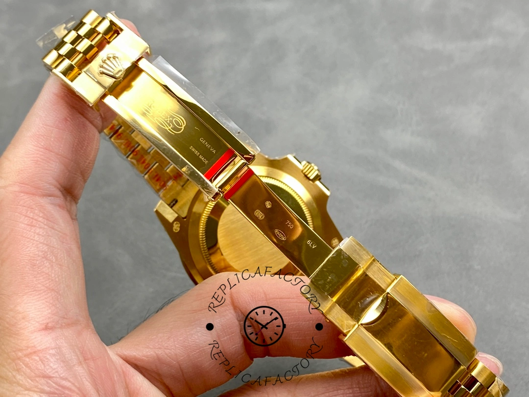 Rolex GMT-Master II m126718grnr 0001, bracelet close-up showing polished and brushed link finish.