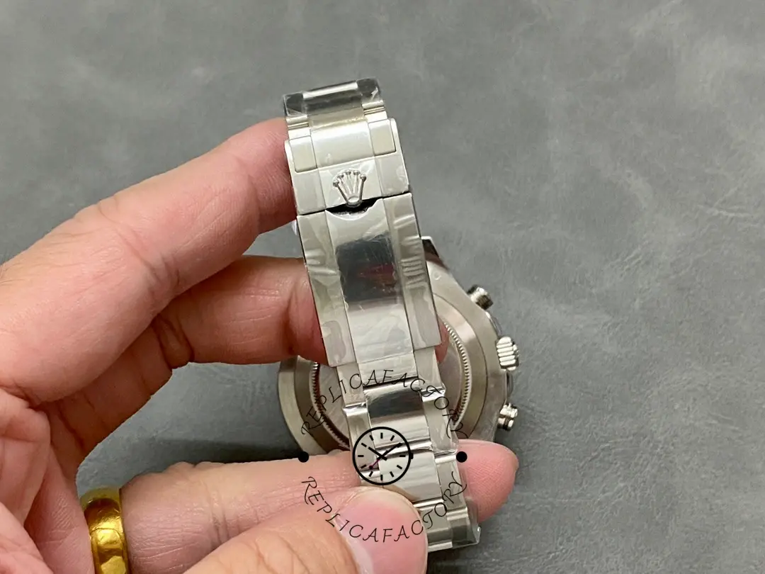 Clasp/bracelet view of Rolex Yacht-Master II 116689 showing clasp details.