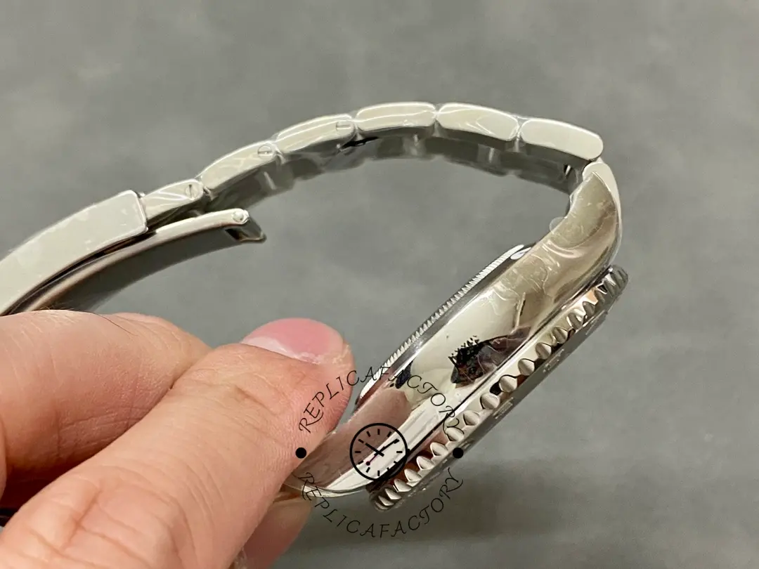 Bracelet side view of Rolex Yacht-Master II 116689 showing link profile.