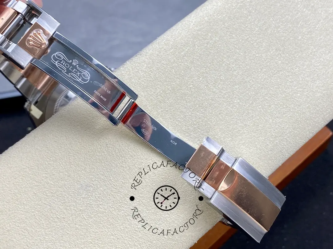 Rolex Yacht-Master 126621 clasp close-up, Everose clasp and bracelet links, held in hand.