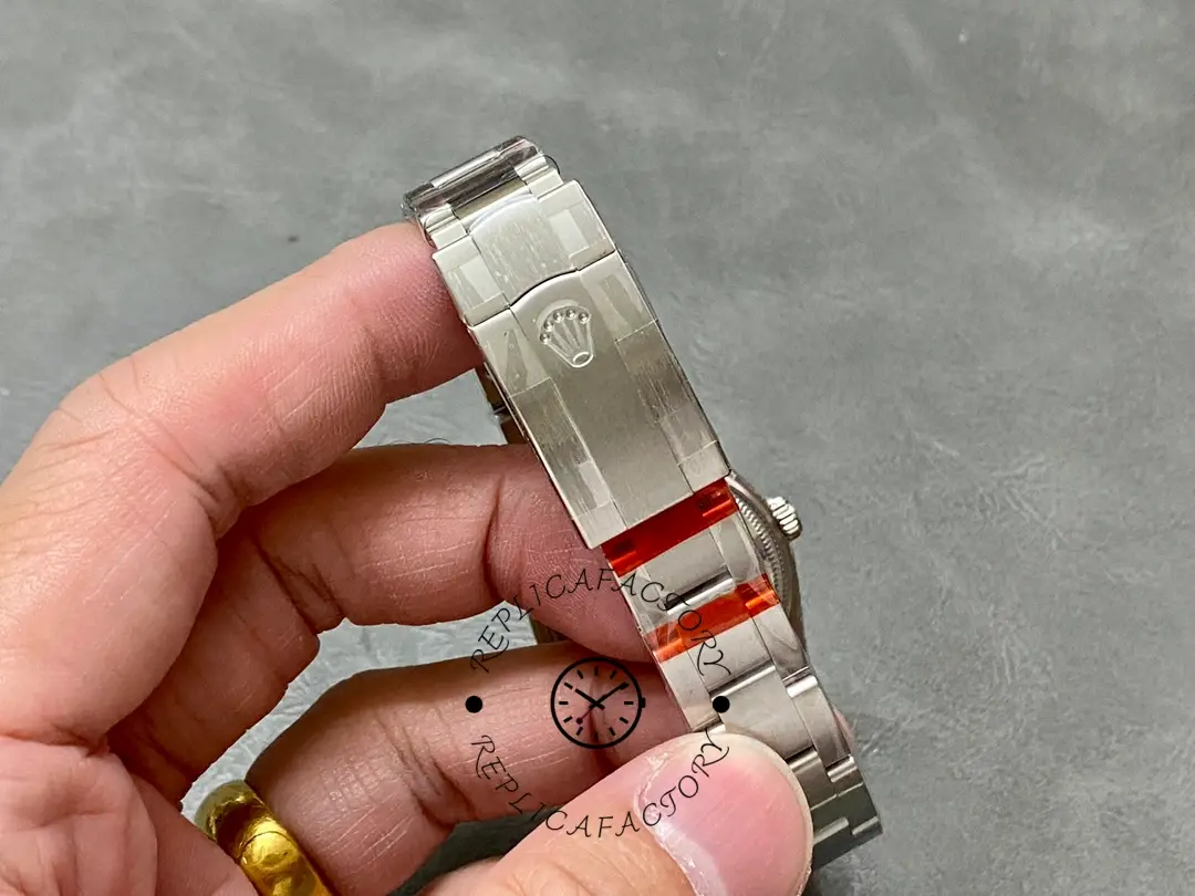 Rolex Oyster Perpetual 31 277200-0002 clasp close-up, clasp and bracelet links detail, in hand.