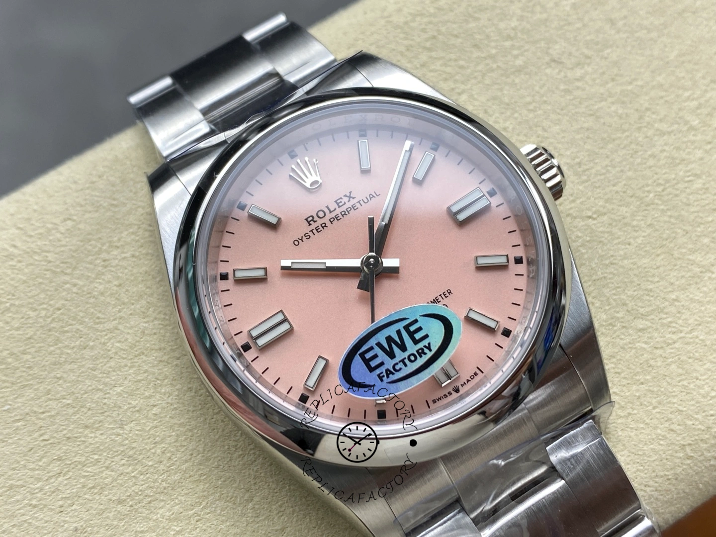 Rolex Oyster Perpetual 31 m277200-0009 close-up, pink dial markers and hands detail.