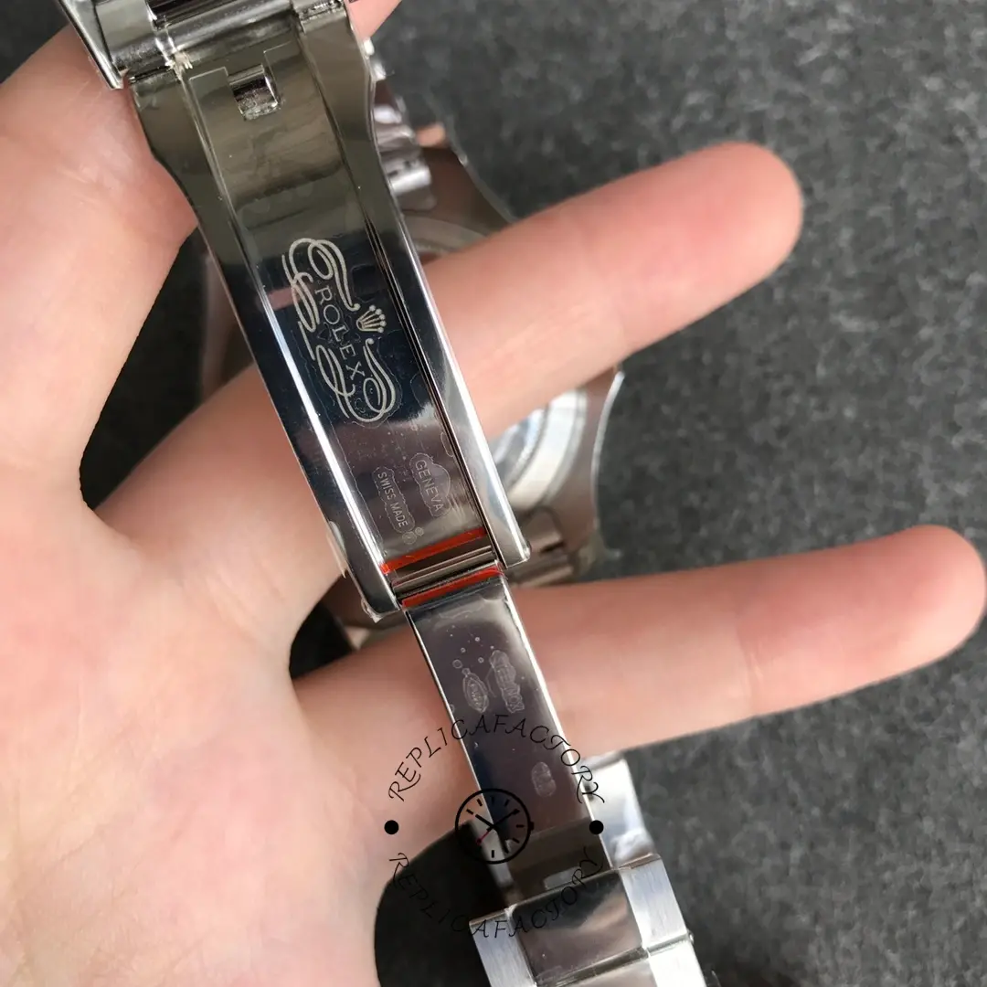 Rolex Yacht-Master 168622, bracelet clasp view showing clasp closed and link finish.