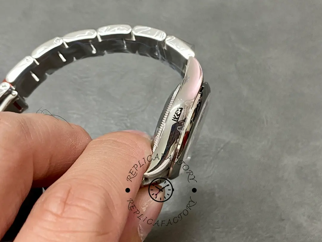 Rolex Oyster Perpetual 31 277200-0002 case side profile, case thickness and lugs detail.