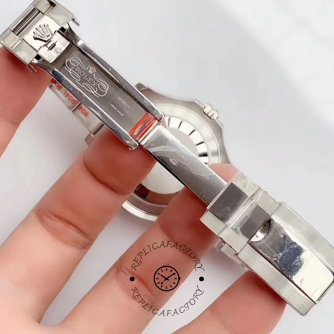 Rolex Yacht-Master 16622, bracelet clasp view showing clasp and link finish.