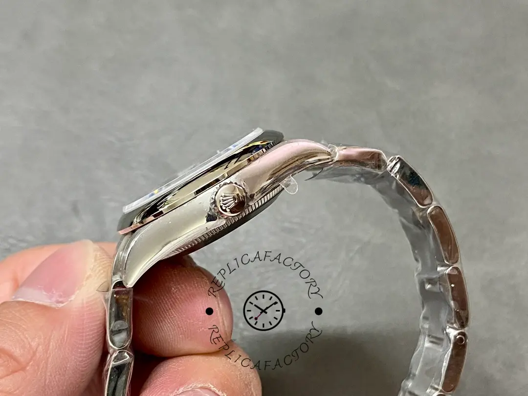 Rolex Oyster Perpetual 31 277200-0002 bracelet and clasp side view, link finishing detail.