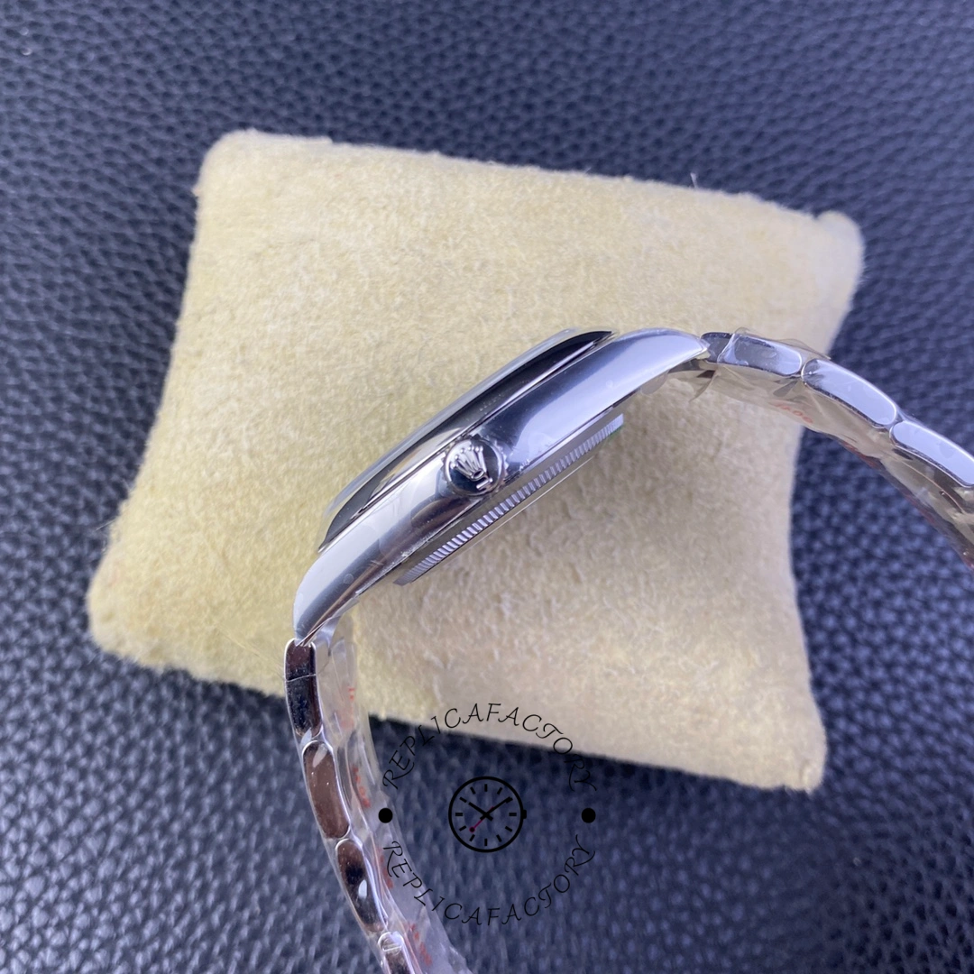 Rolex Oyster Perpetual 41 m124300 0006, side view showing crown and bracelet curve.