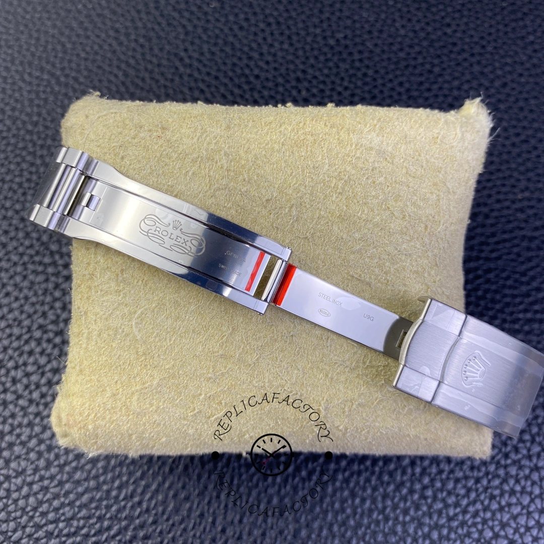 Rolex Oyster Perpetual 41 m124300 0006, clasp close-up showing clasp closed and brushed links.