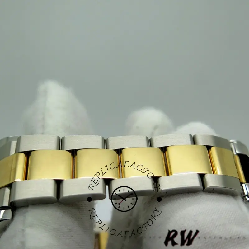 Bracelet detail of the Rolex Yacht-Master 168623 showing two-tone links and finish.