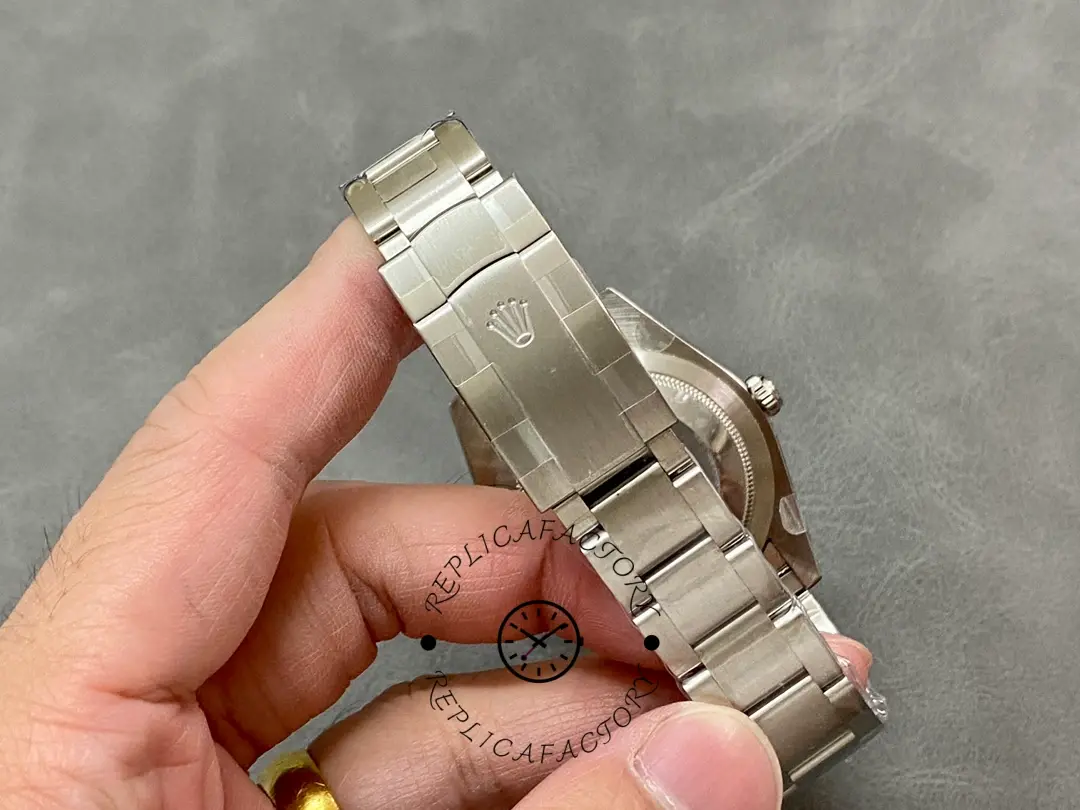 Rolex Oyster Perpetual 41 m124300-0008 clasp and bracelet close-up, links and clasp in hand.