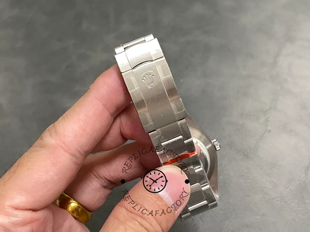 Clasp detail of the Rolex Oyster Perpetual 39 114300 0002 showing clasp and bracelet connection.