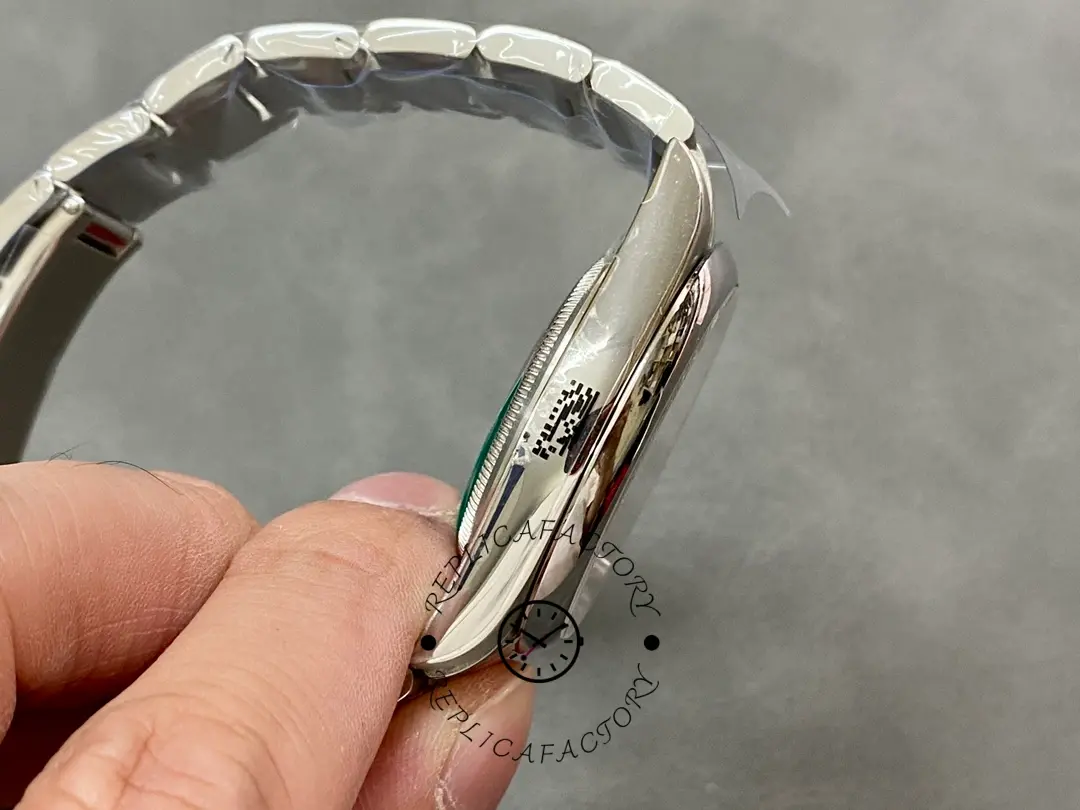 Rolex Oyster Perpetual 41 m124300-0008 case side view, bracelet fitment and polished flank.