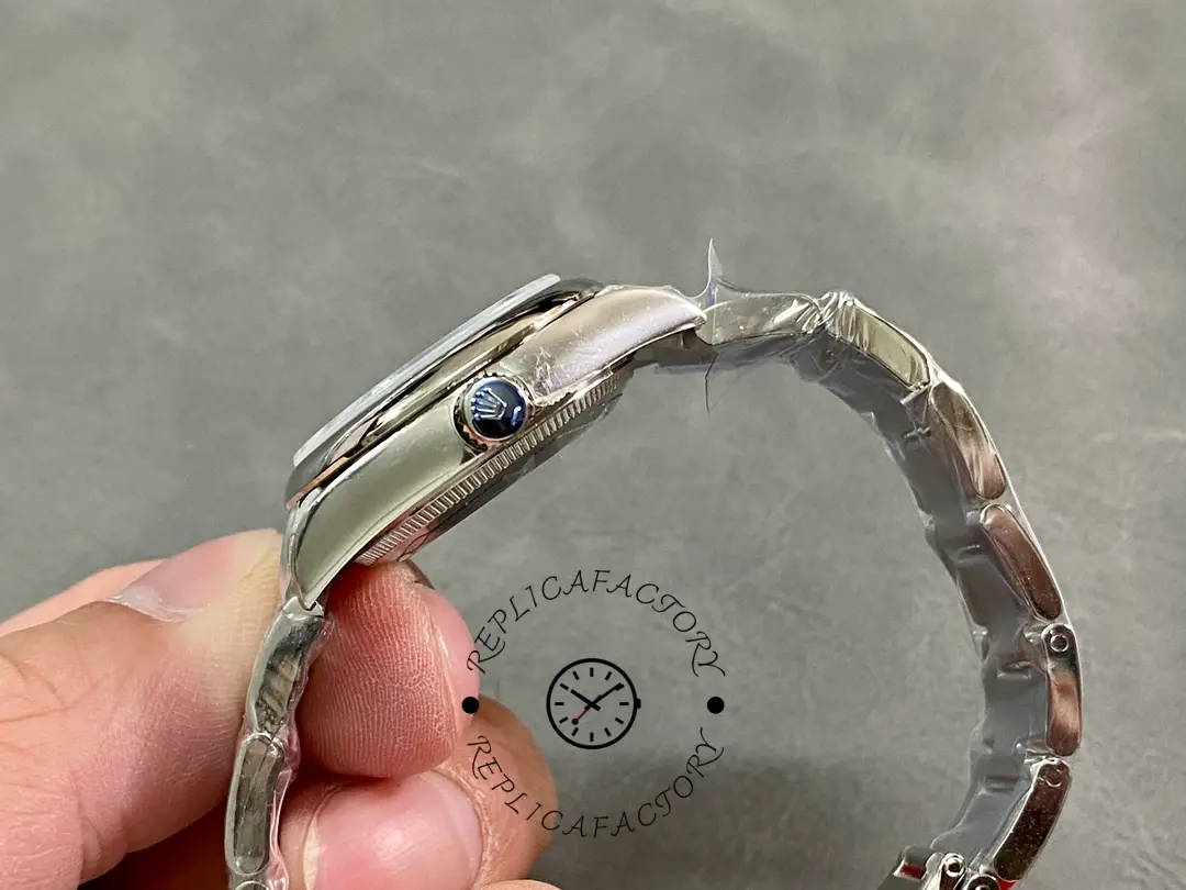 Rolex Oyster Perpetual 31 277200 0007, side profile showing lugs and bracelet connection.
