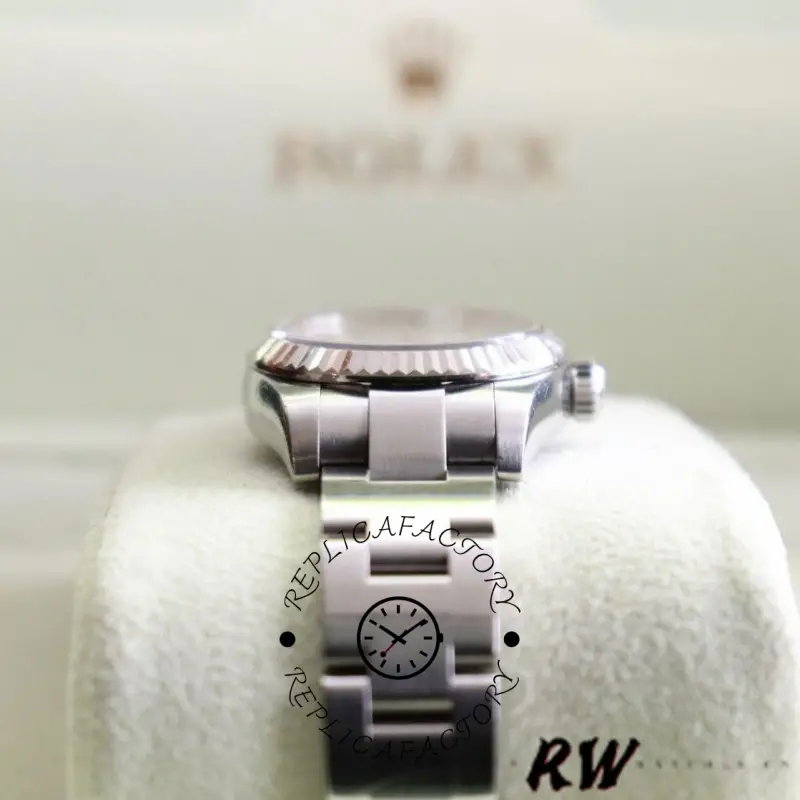 Bracelet front view of the Rolex Oyster Perpetual 176234 showing clasp area and links, 26mm.