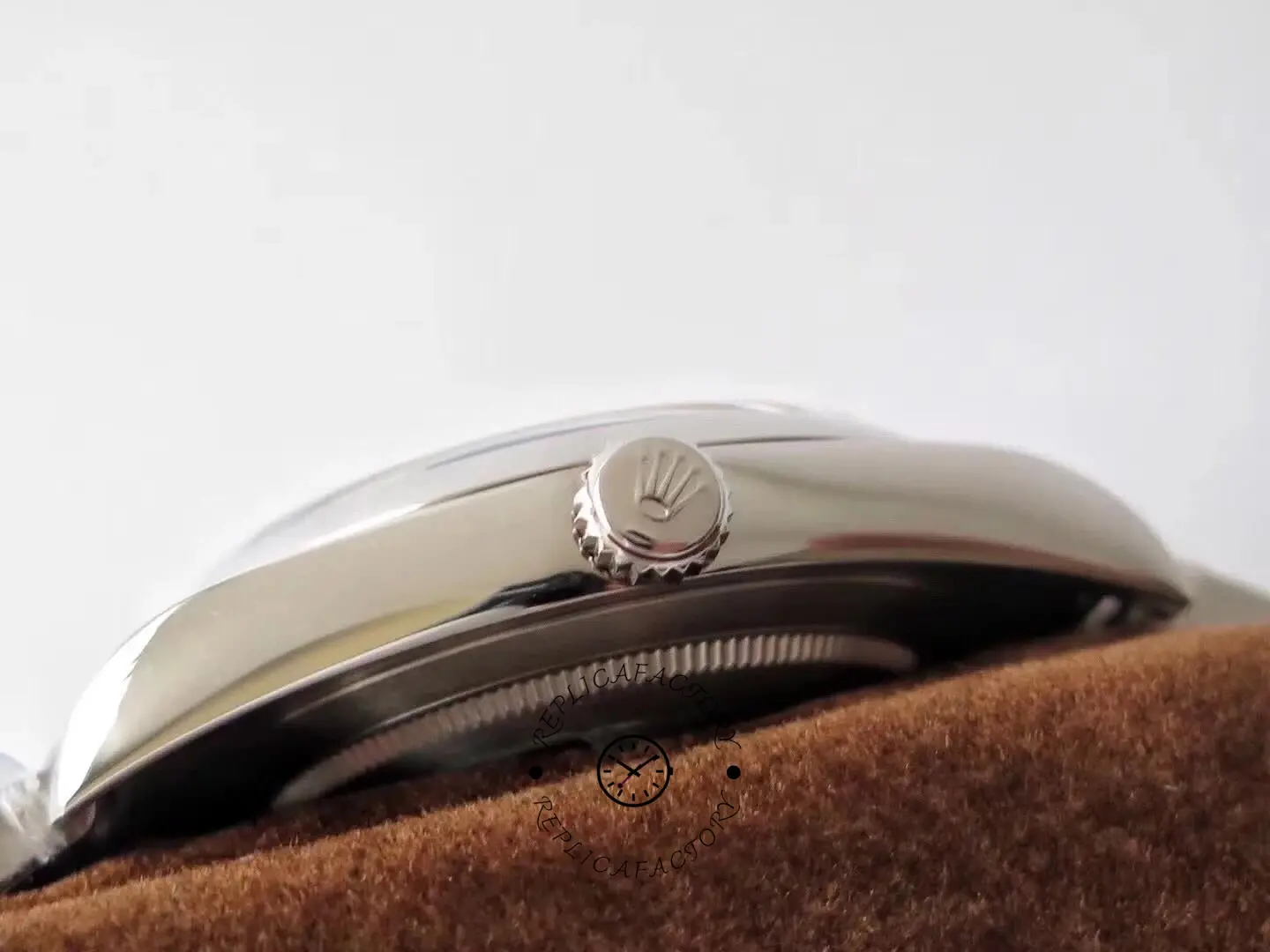 Side profile of the Rolex Oyster Perpetual 114300 0001 showing case thickness and crown.