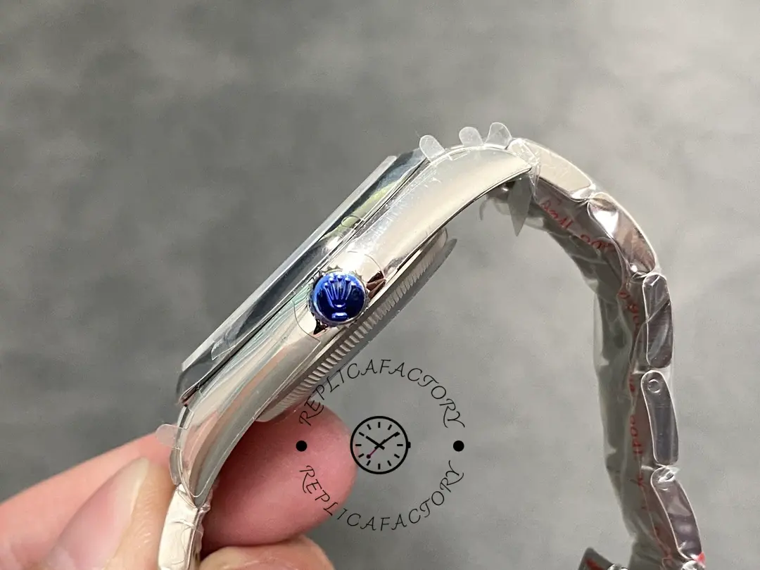 Bracelet side view of the Rolex Oyster Perpetual 39 114300 0002 showing links and finish.